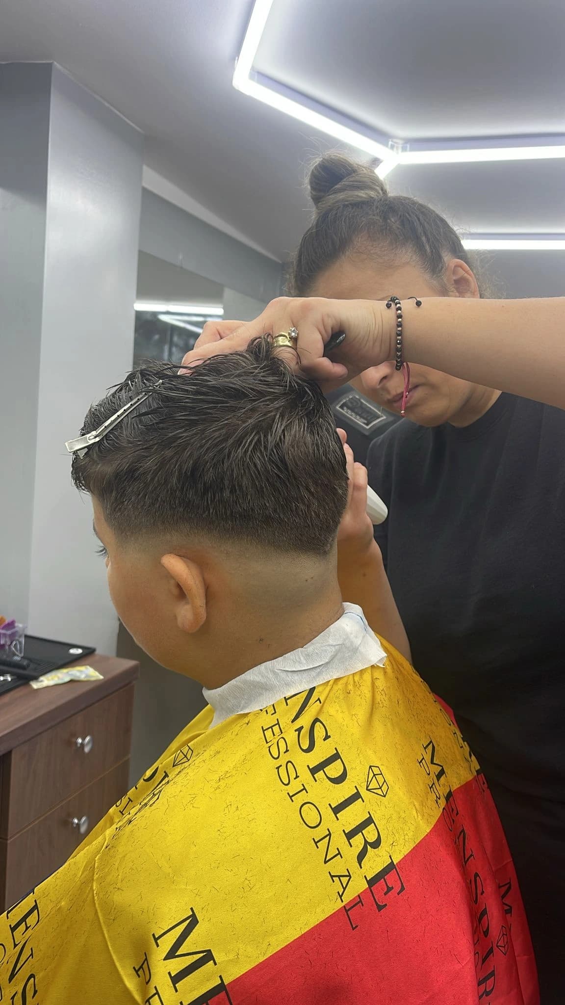 Curs frizerie București — cursant pe model real 1