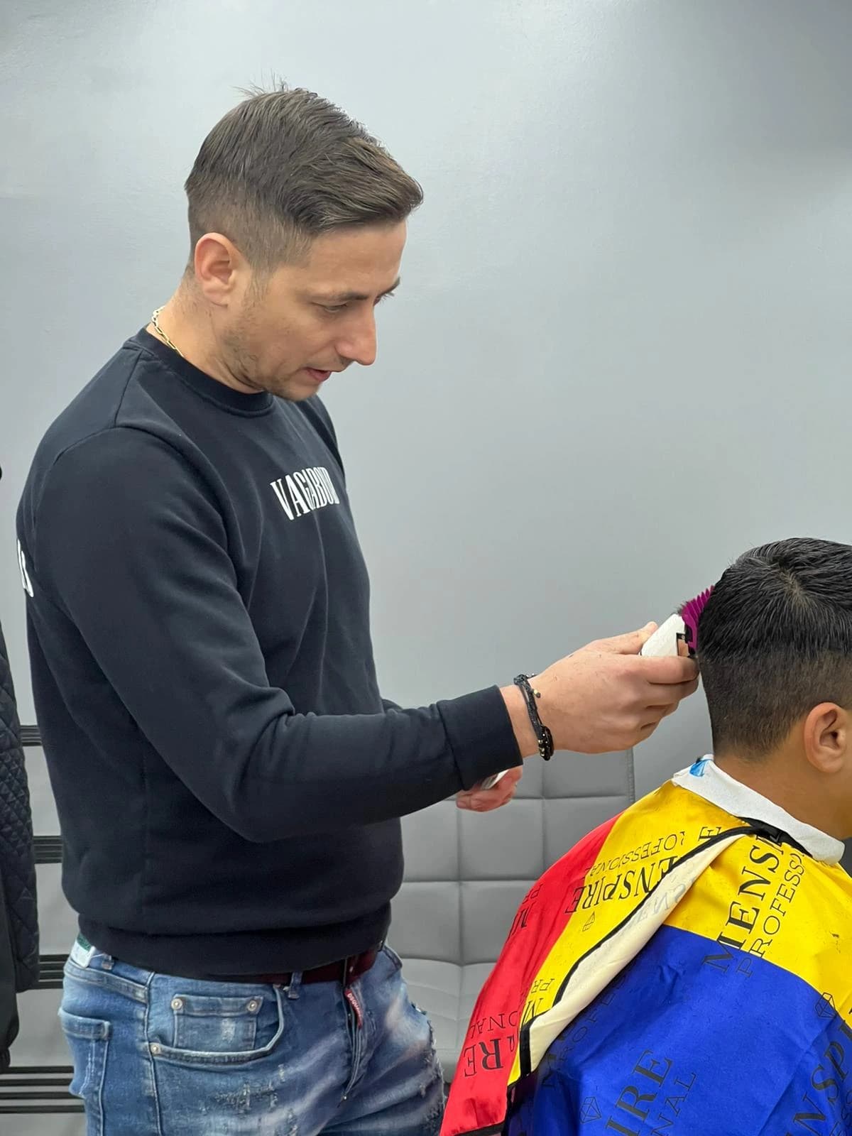 Curs frizerie București — cursant pe model real 3