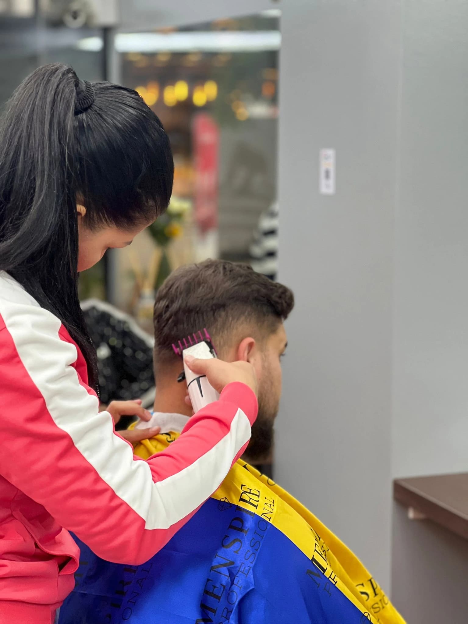 Curs frizerie București — cursant pe model real 4