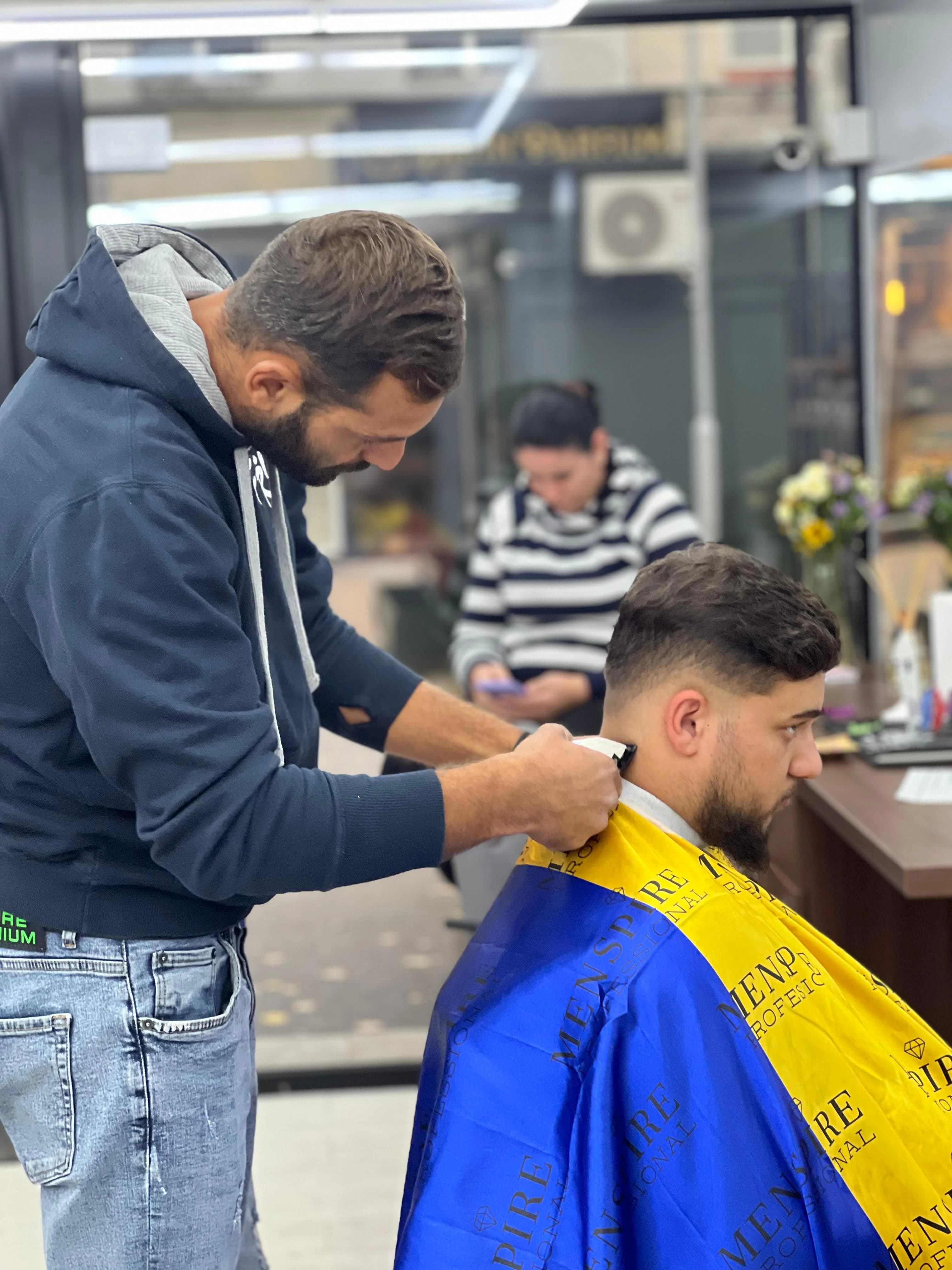 Curs frizerie București — cursant pe model real 5