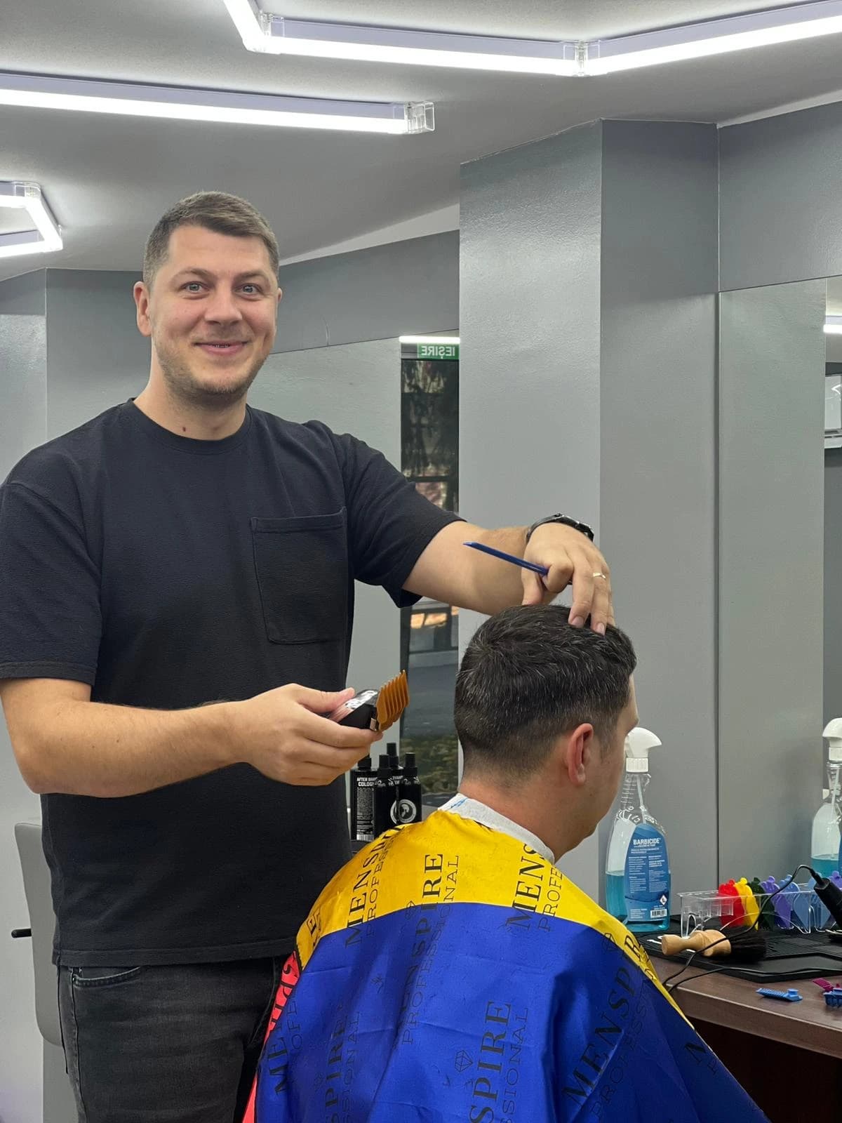 Curs frizerie București — cursant pe model real 6