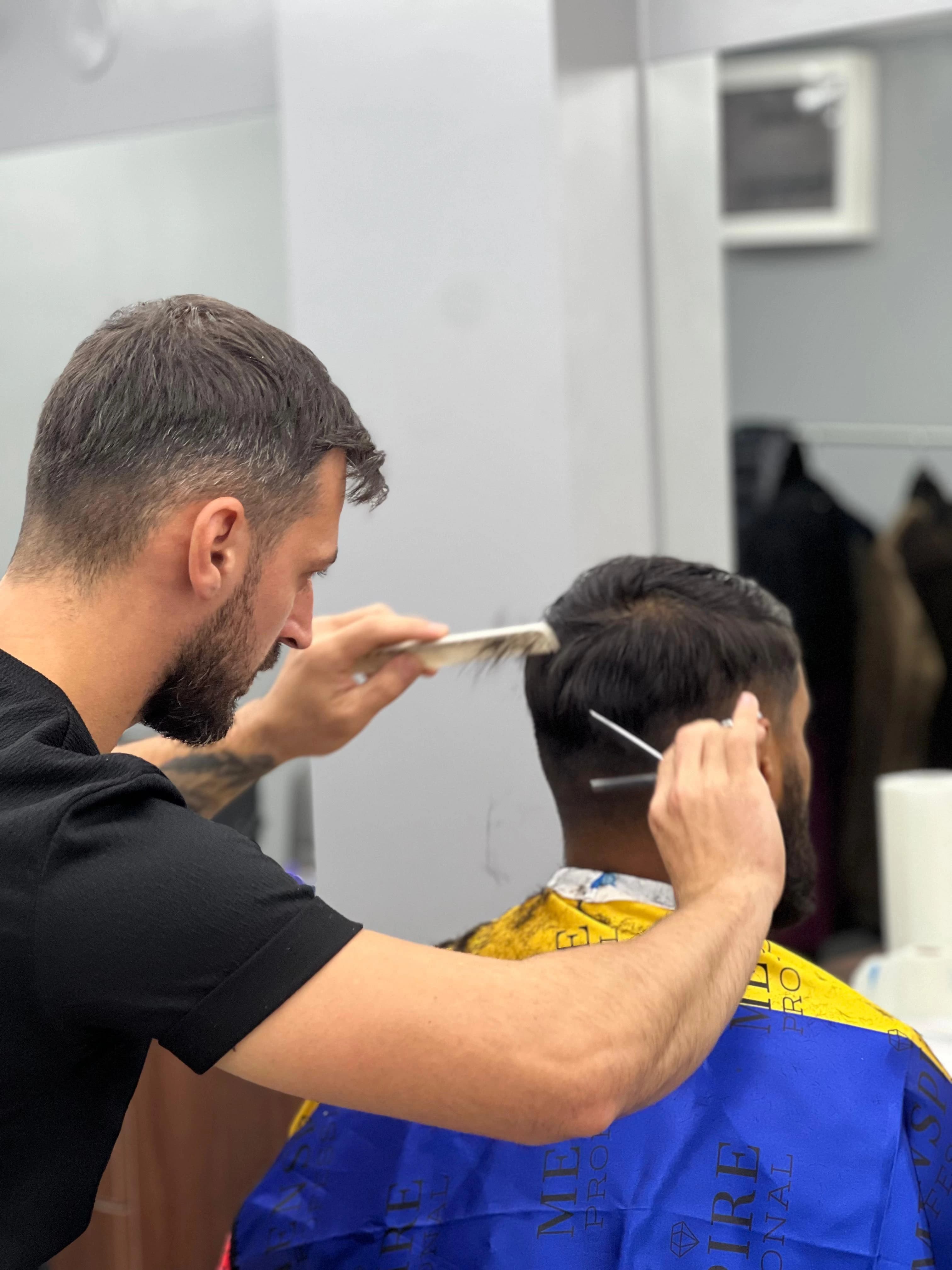 Curs frizerie București — cursant pe model real 7