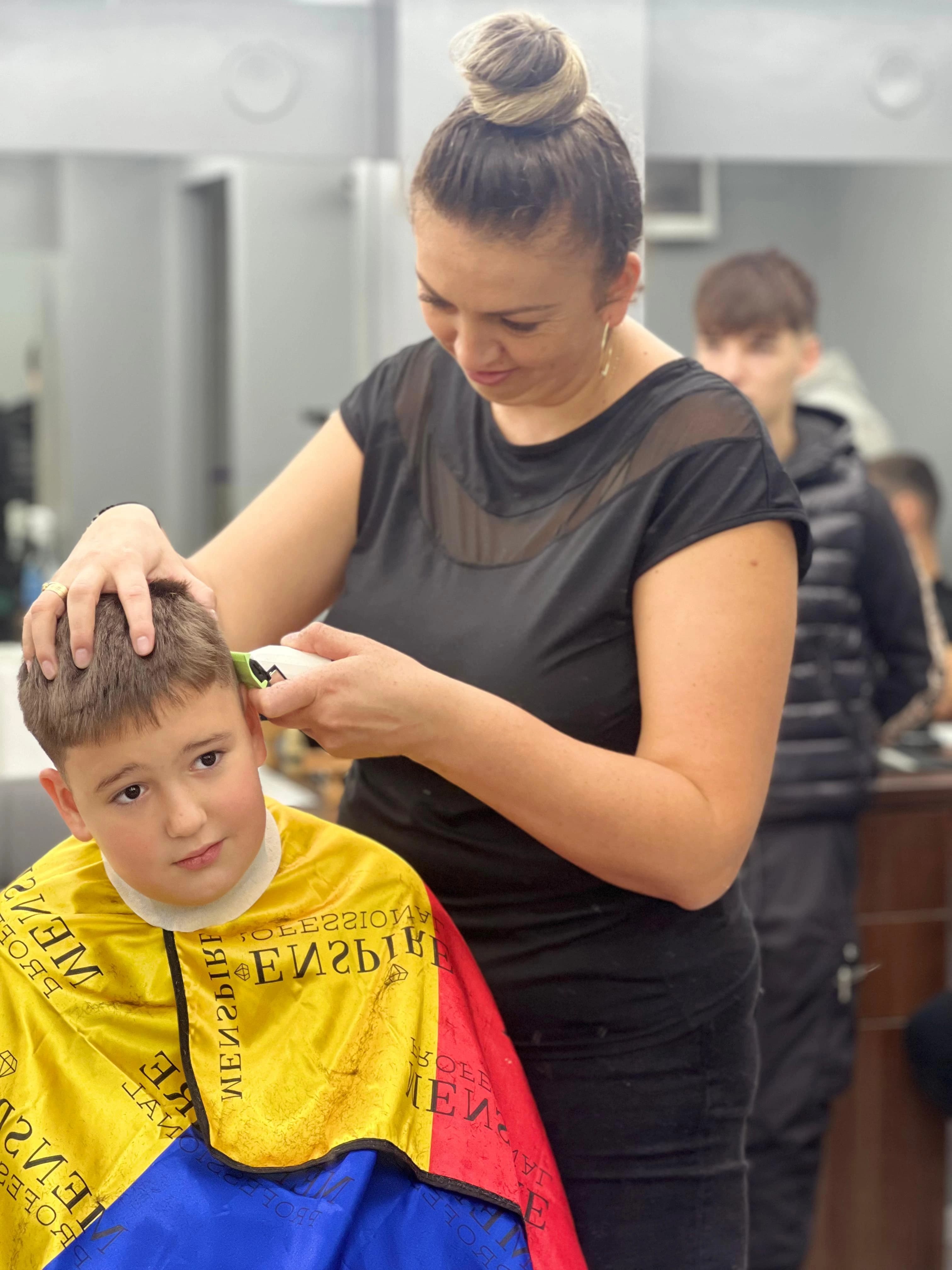 Curs frizerie București — cursant pe model real 8