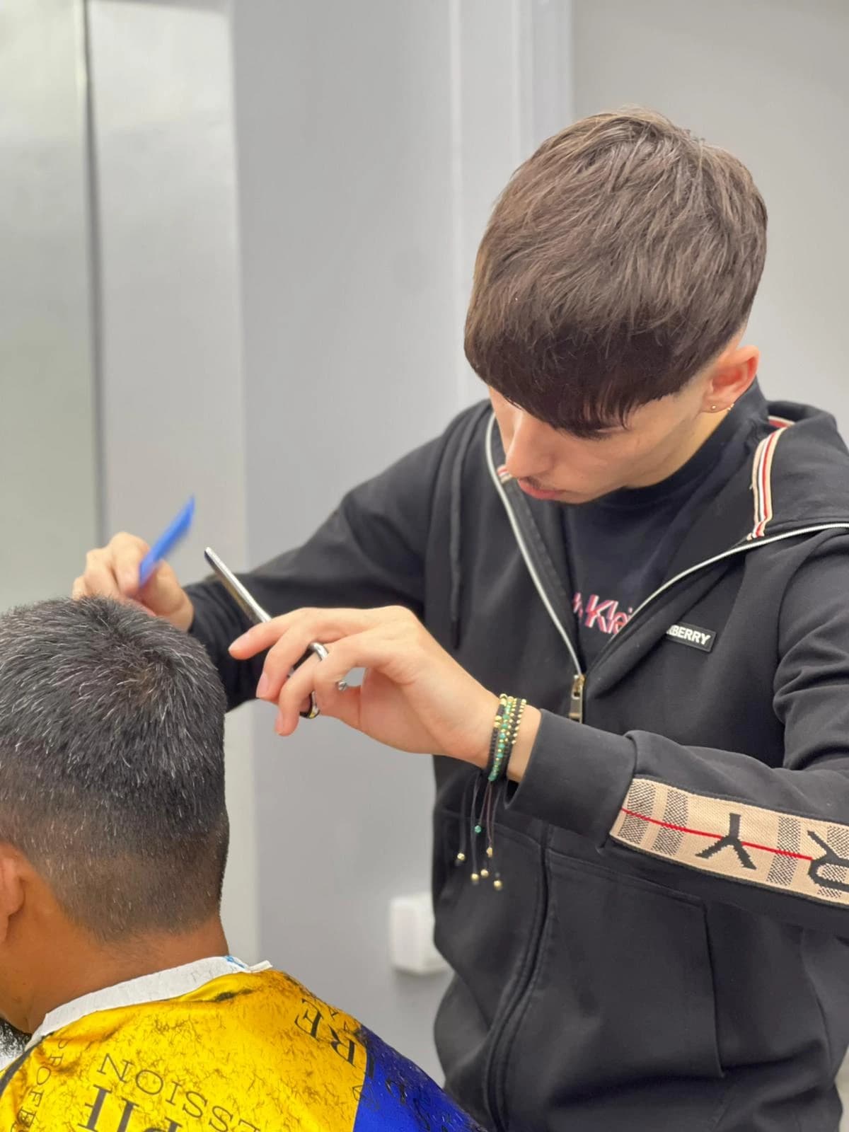 Curs frizerie București — cursant pe model real 9