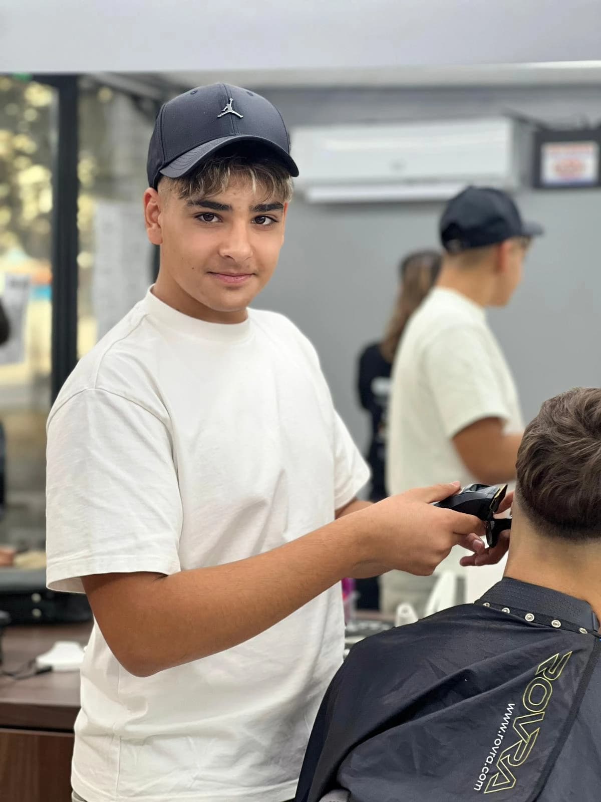 Curs frizerie București — cursant pe model real 11