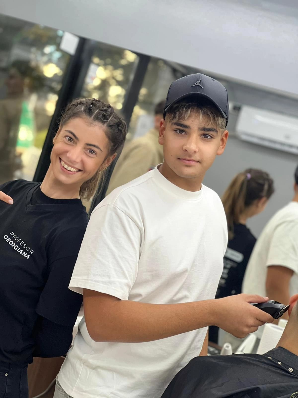 Curs frizerie București — cursant pe model real 12