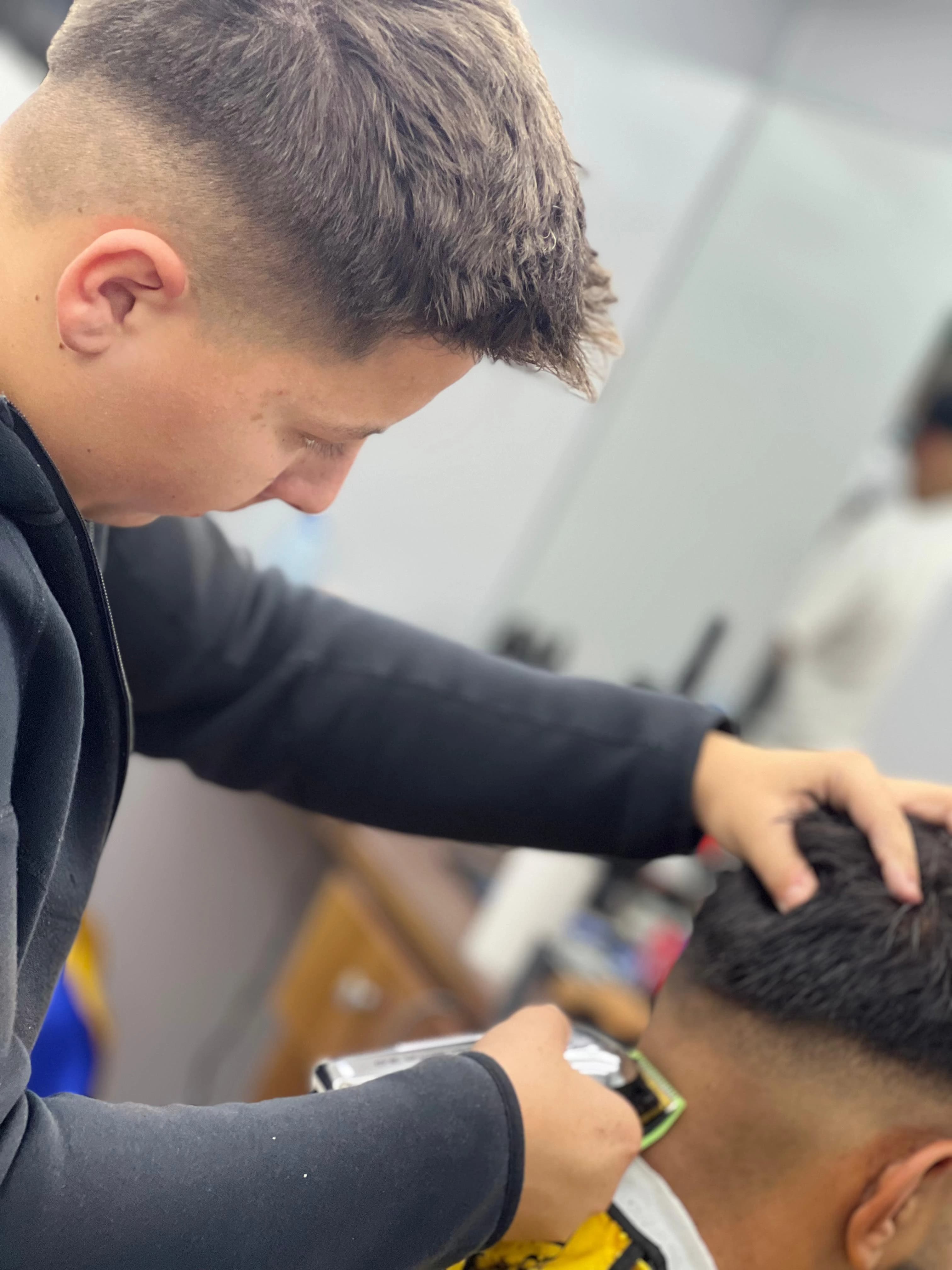 Curs frizerie București — cursant pe model real 13