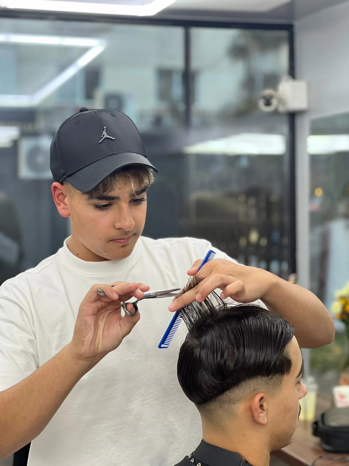 Curs frizerie București — cursant pe model real 14