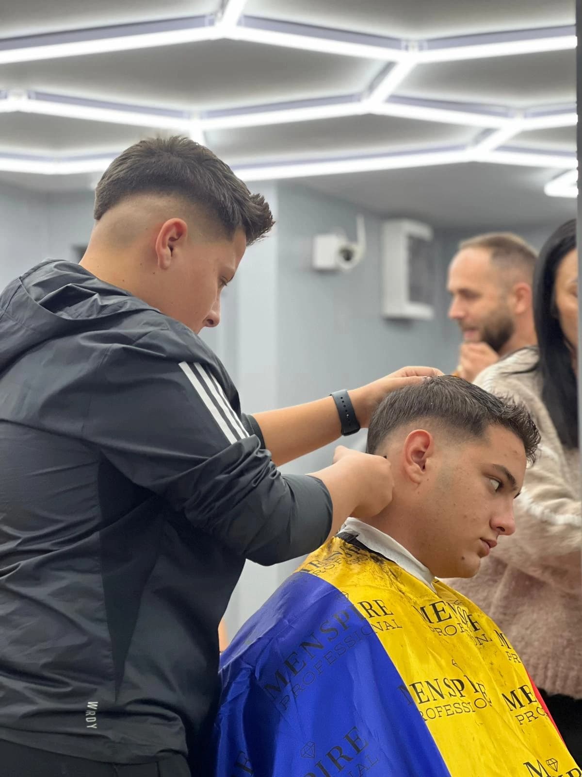 Curs frizerie București — cursant pe model real 15