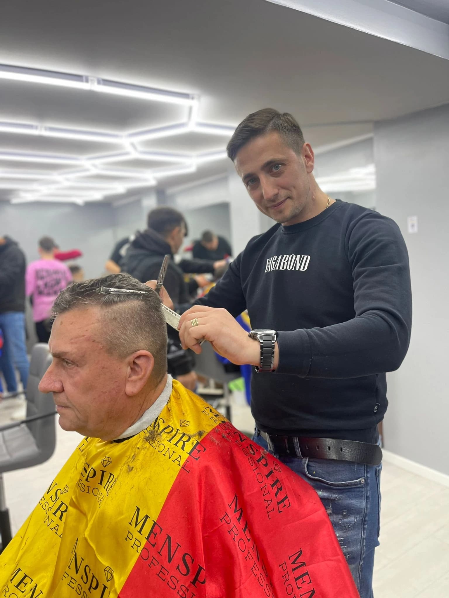 Curs frizerie București — cursant pe model real 16