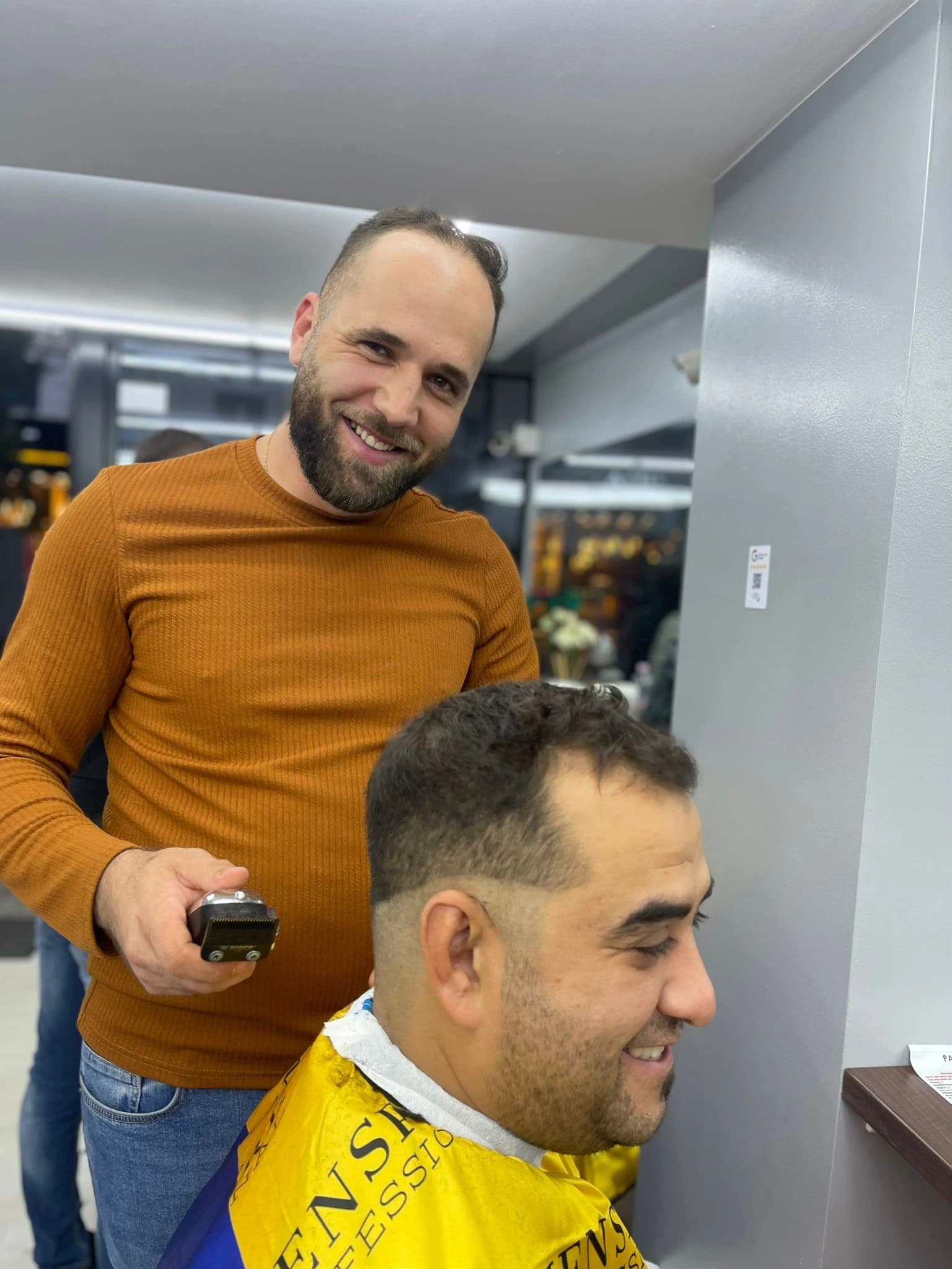 Curs frizerie București — cursant pe model real 17