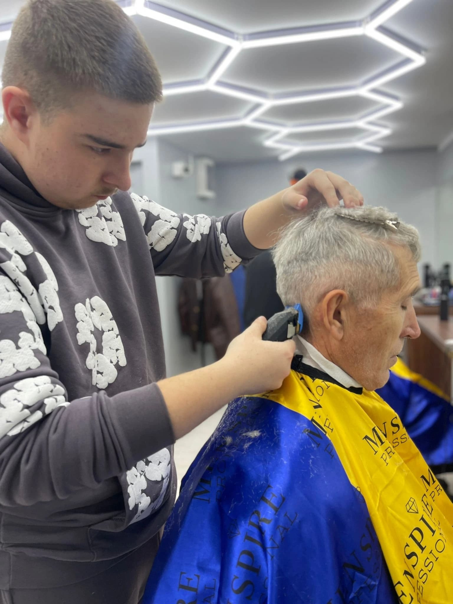 Curs frizerie București — cursant pe model real 18
