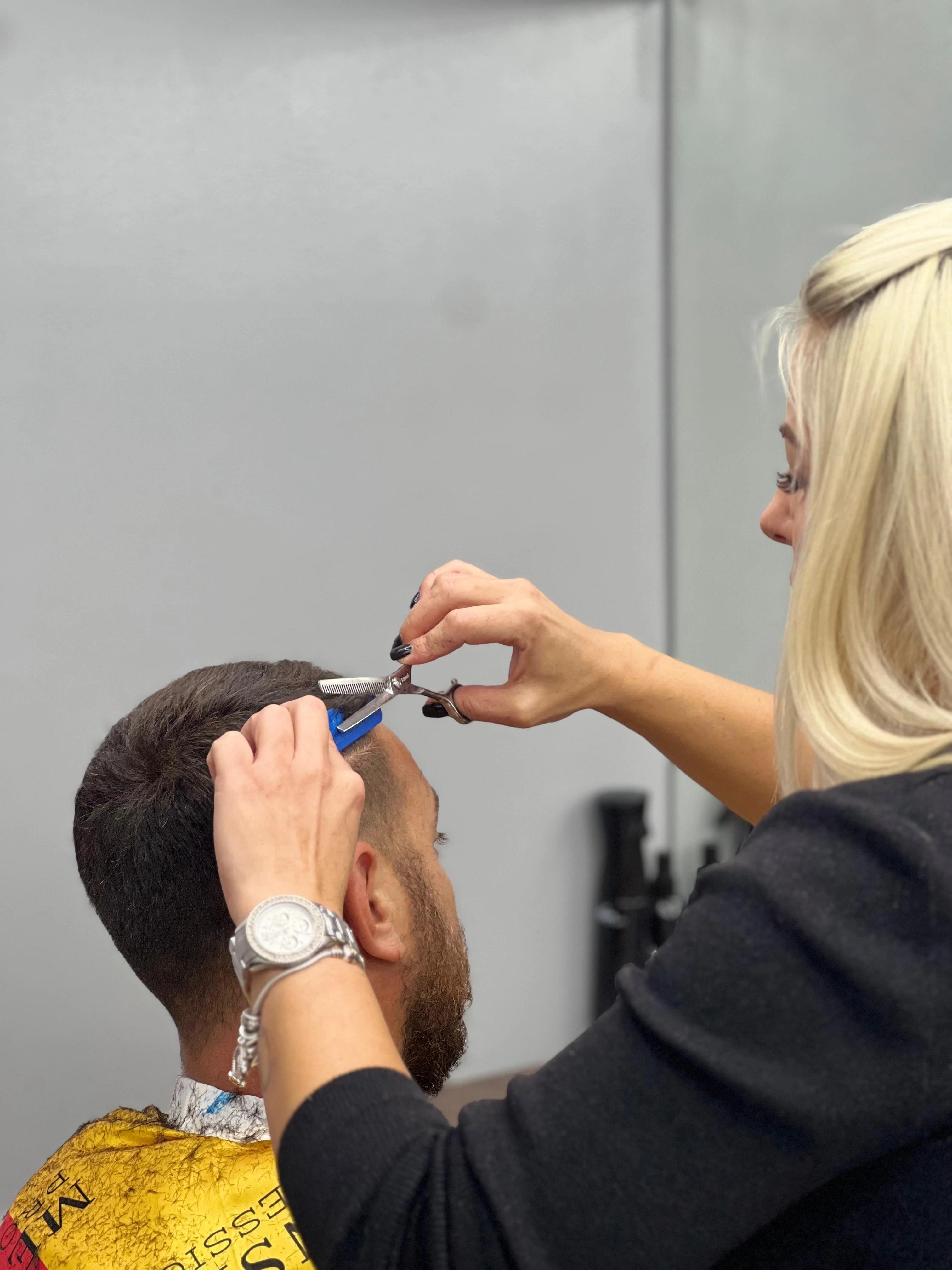 Curs frizerie București — cursant pe model real 19