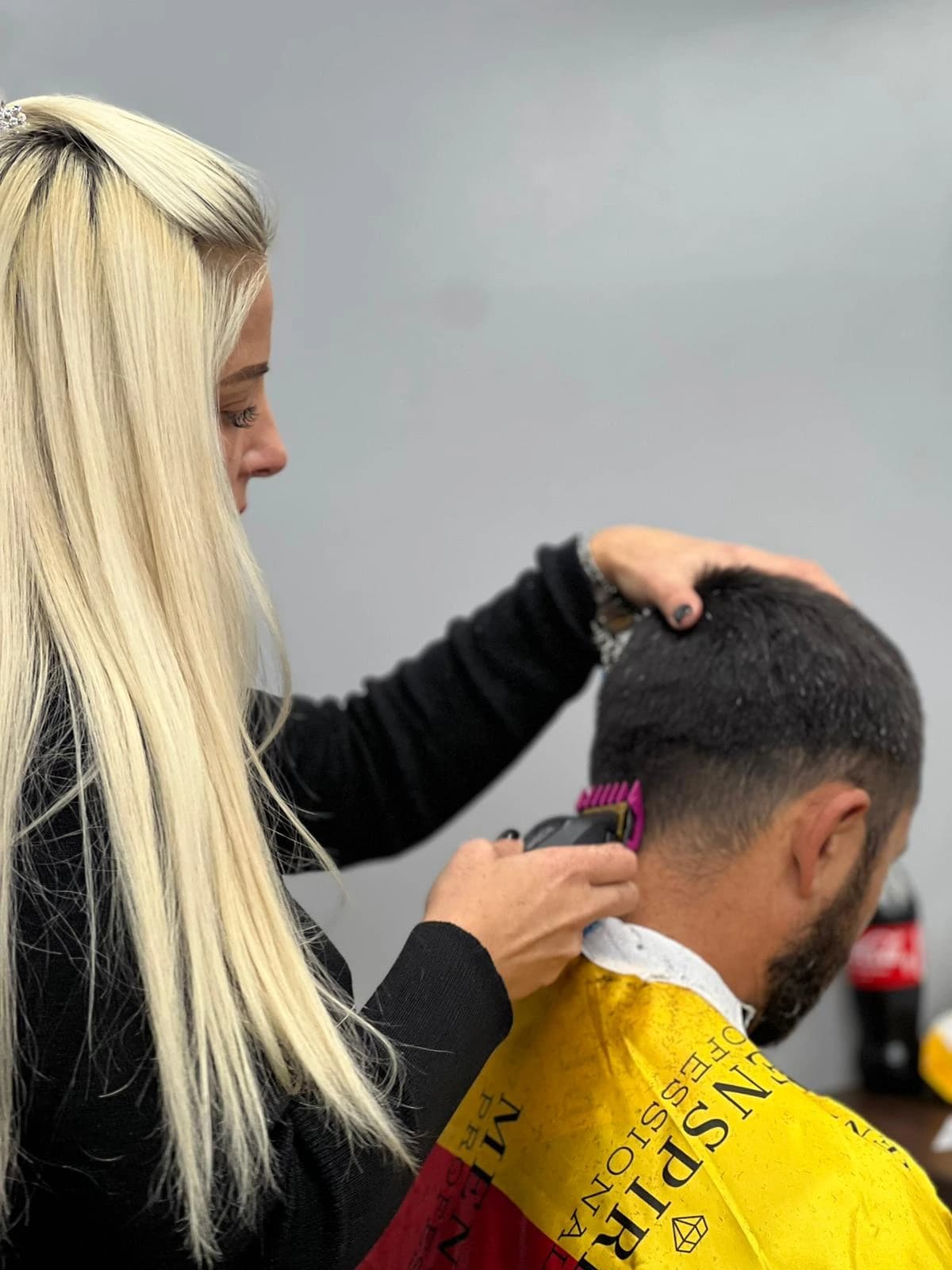 Curs frizerie București — cursant pe model real 20