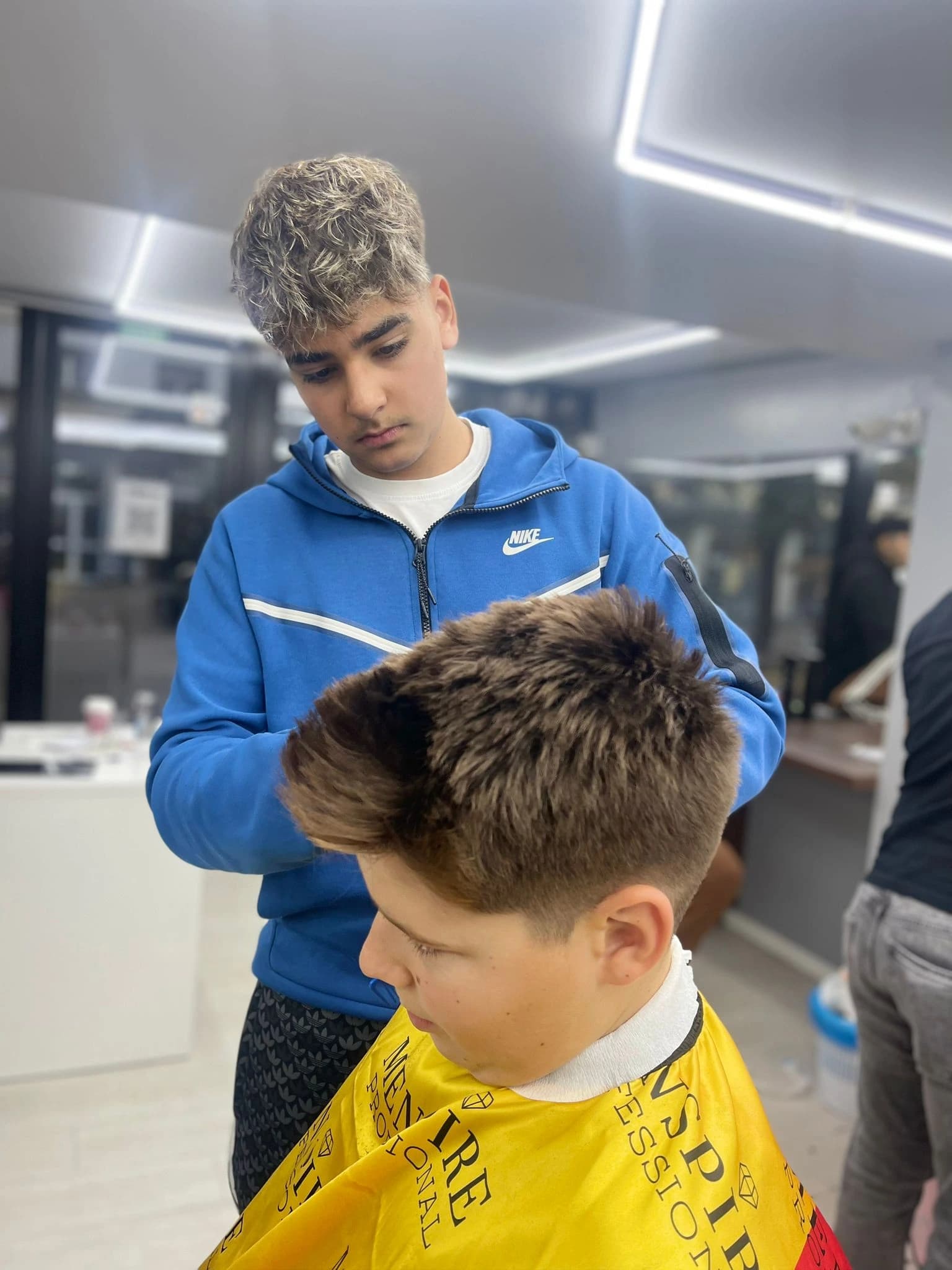 Curs frizerie București — cursant pe model real 21