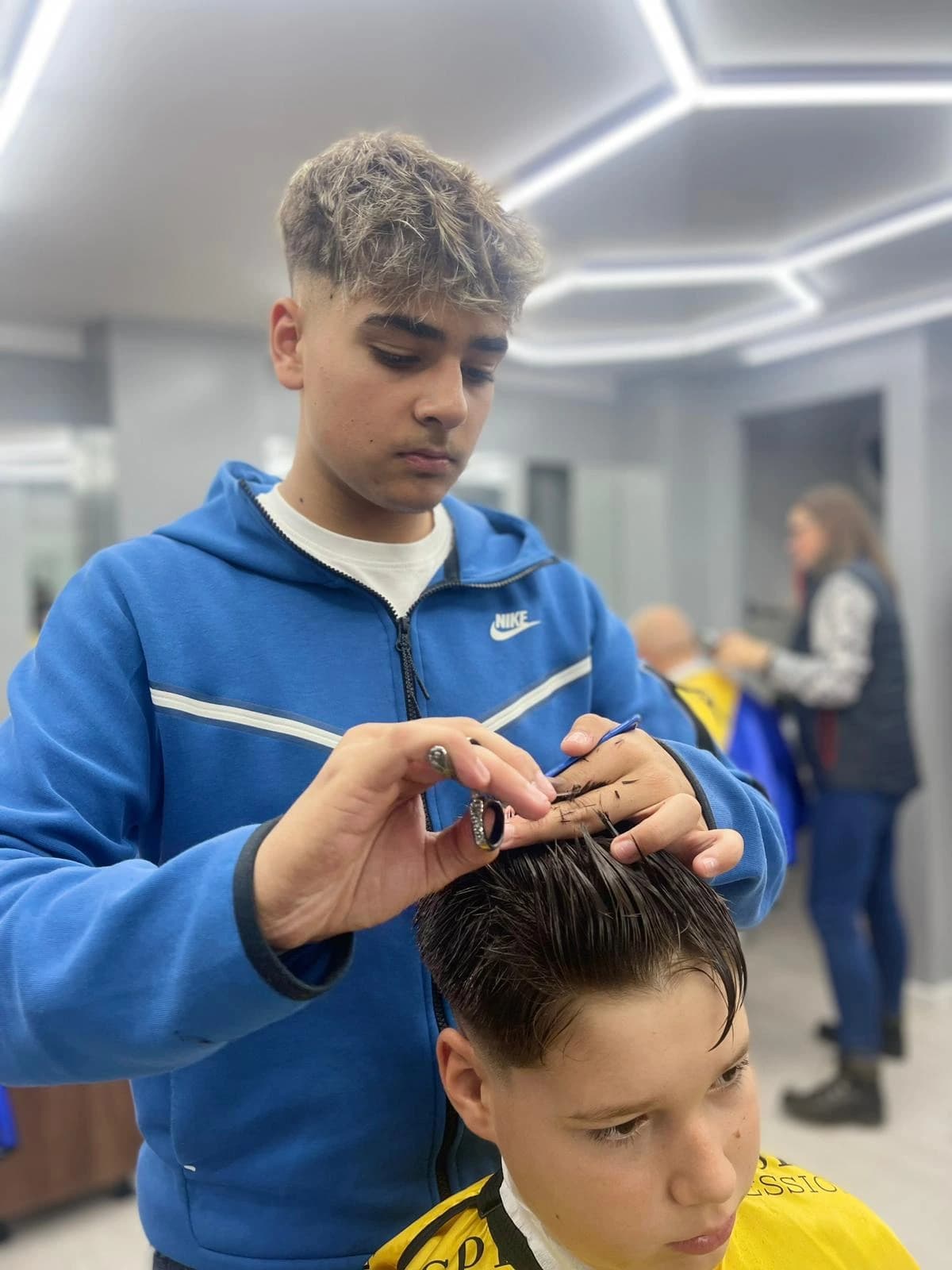 Curs frizerie București — cursant pe model real 22