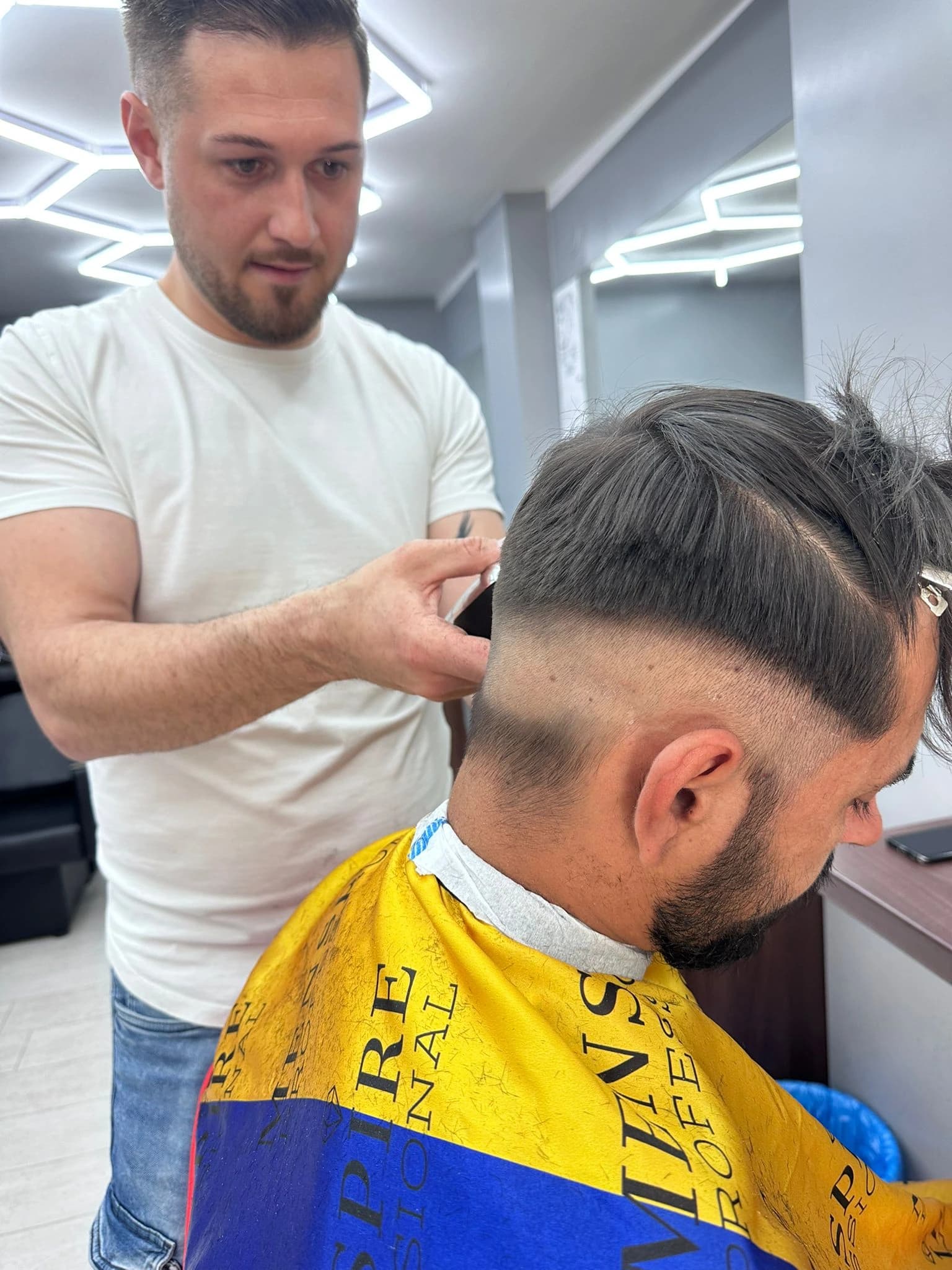 Curs frizerie București — cursant pe model real 23