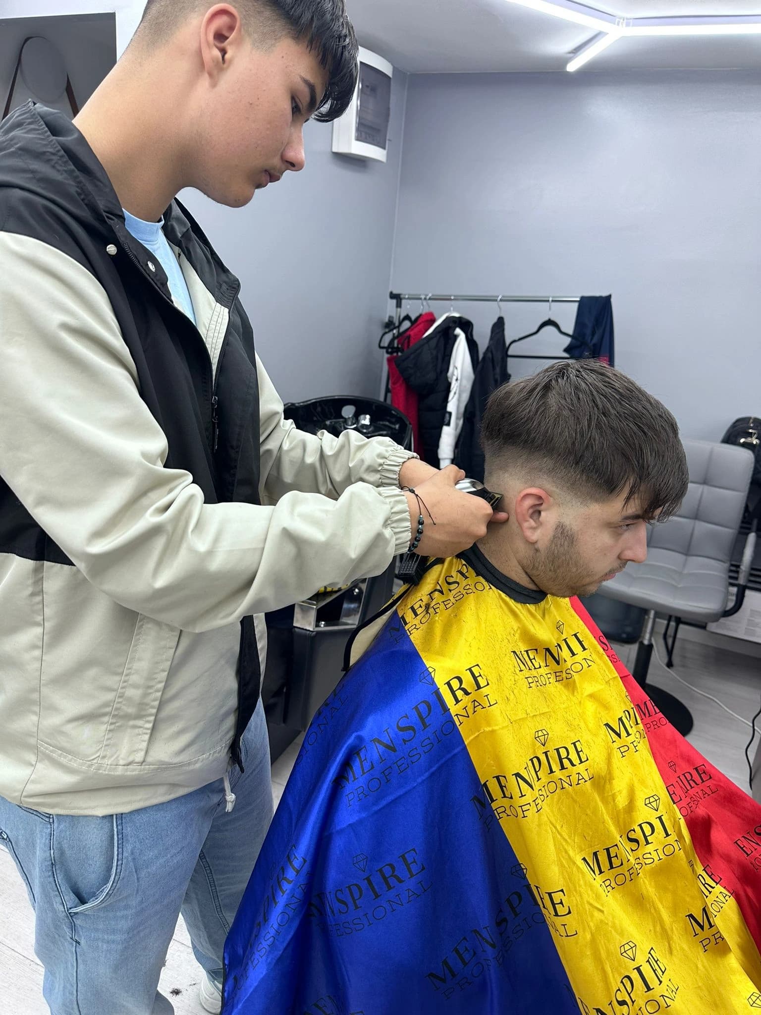 Curs frizerie București — cursant pe model real 24