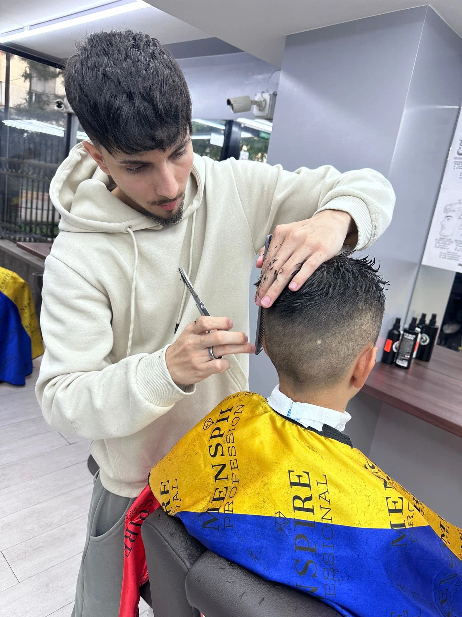 Curs frizerie București — cursant pe model real 25