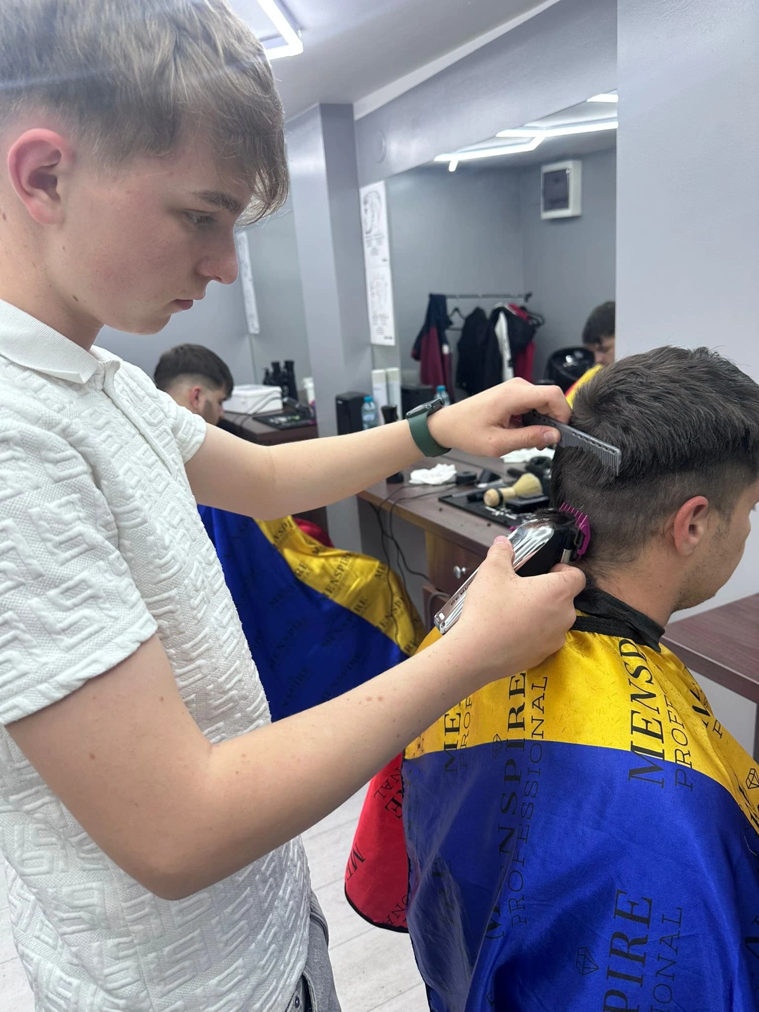 Curs frizerie București — cursant pe model real 26